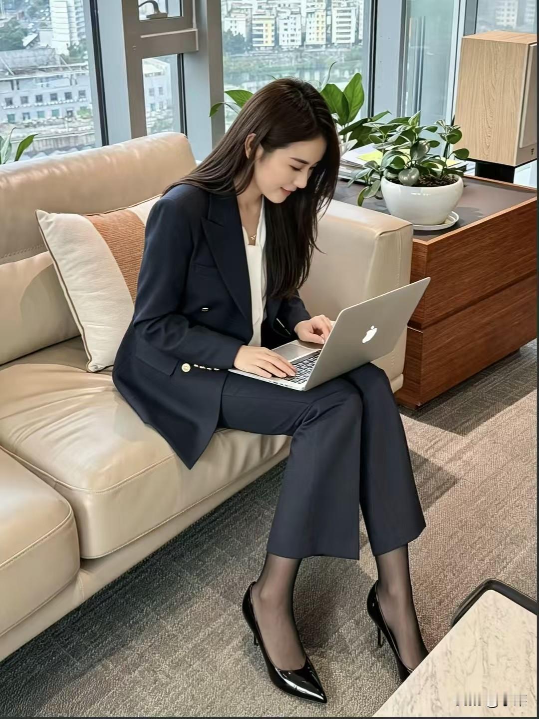 职场穿搭怎样更显女人味?西装是铠甲白衫是软甲九分裤裁出利落高跟踩出从容