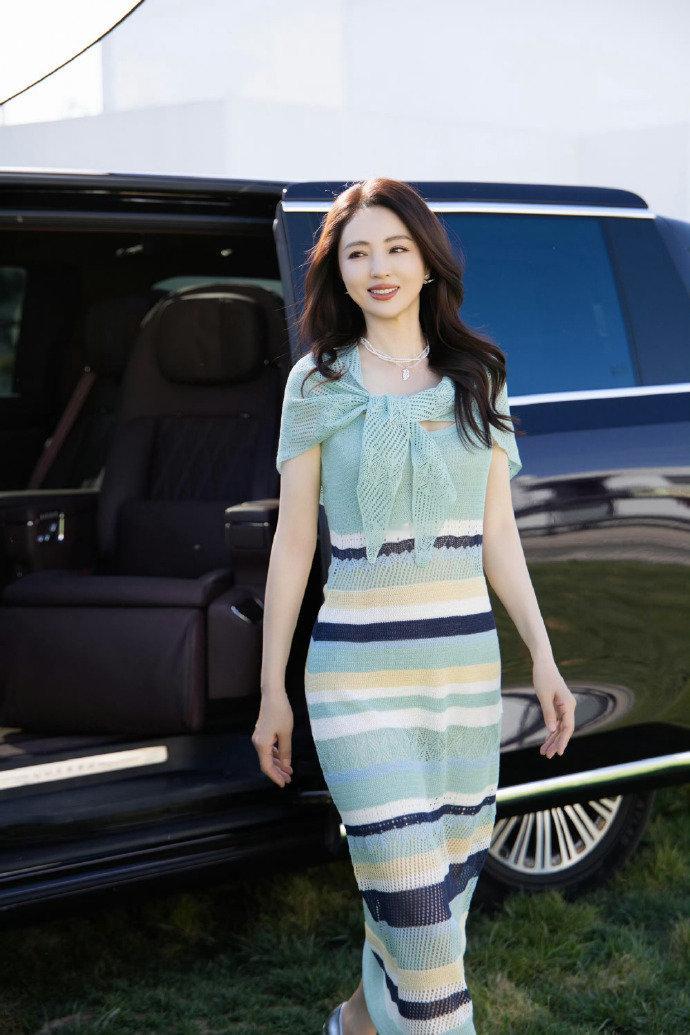 线下偶遇董璇董璇线下状态在亲子乐园偶遇董璇，她陪女儿玩滑梯，笑得特别开心。线下