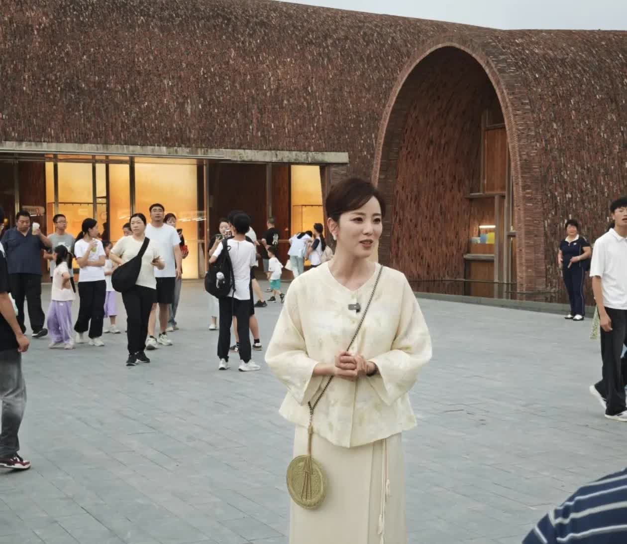 38岁的李思思现身景德镇，她穿着中式风格服饰非常典雅端庄大气，她皮肤很白也很瘦好