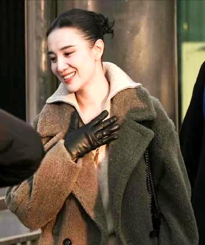 宋佳连着几天穿那件黑色翻领羊毛外套出镜，照片一甩，网友直接搜同款。原版Maiso