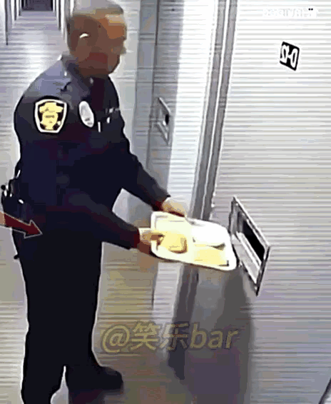 【疑似AI生成，请注意甄别】这么看，狱警这活也挺危险，这也太吓人了！😱