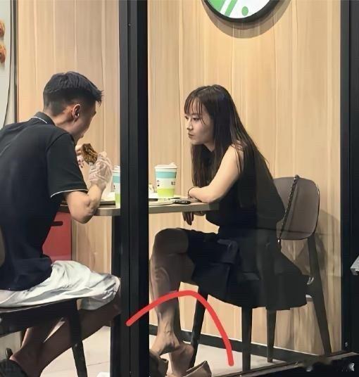 这女孩子虽然漂亮，但有点太随意了。