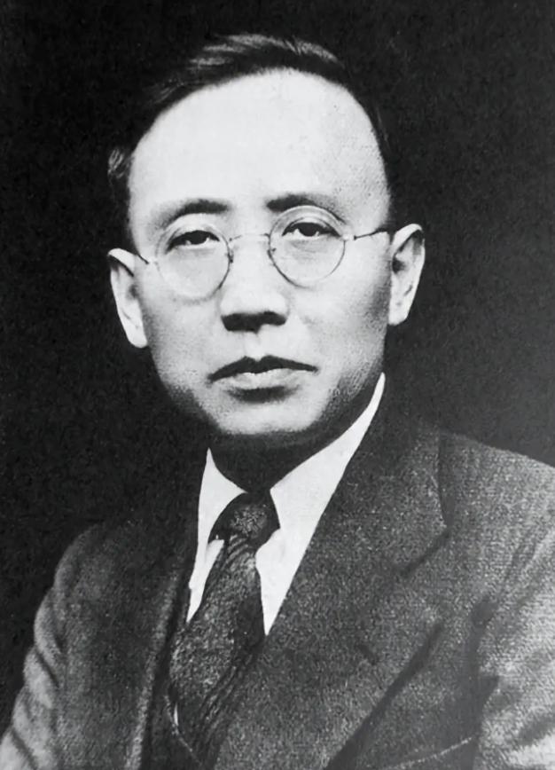 1912年洞房之夜，郭沫若见发妻太丑，拒绝同房，就在他转身要走时，发妻拉住他苦苦