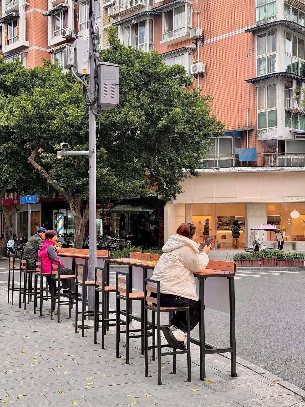 成都市政很人性化！不仅让你有坐的地方，还给你弄了桌子可以趴着，还有插座可以充电