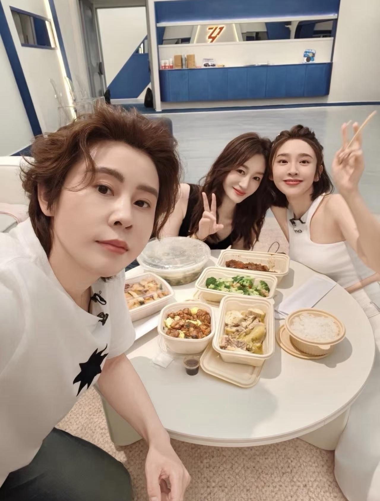 近日，王濛、李小冉、唐艺昕深夜一起吃外卖，三人组真的好nice啊。看到桌子上