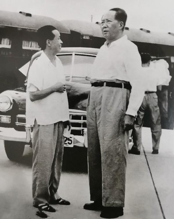 1970年，毛主席在天安门城楼上见到了谭启龙。谭启龙非常愧疚地对毛主席说，主席，