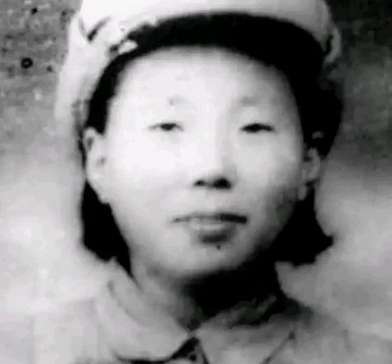 1945年，八路军卫生队长张明，被日军吊起来严刑拷打，这时，一个老乡拍了拍张明的