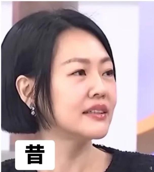 眼线笔的新用途就这么水灵灵的被小S开发出来了，广大网友可以学习了，痘痘伪装成美人