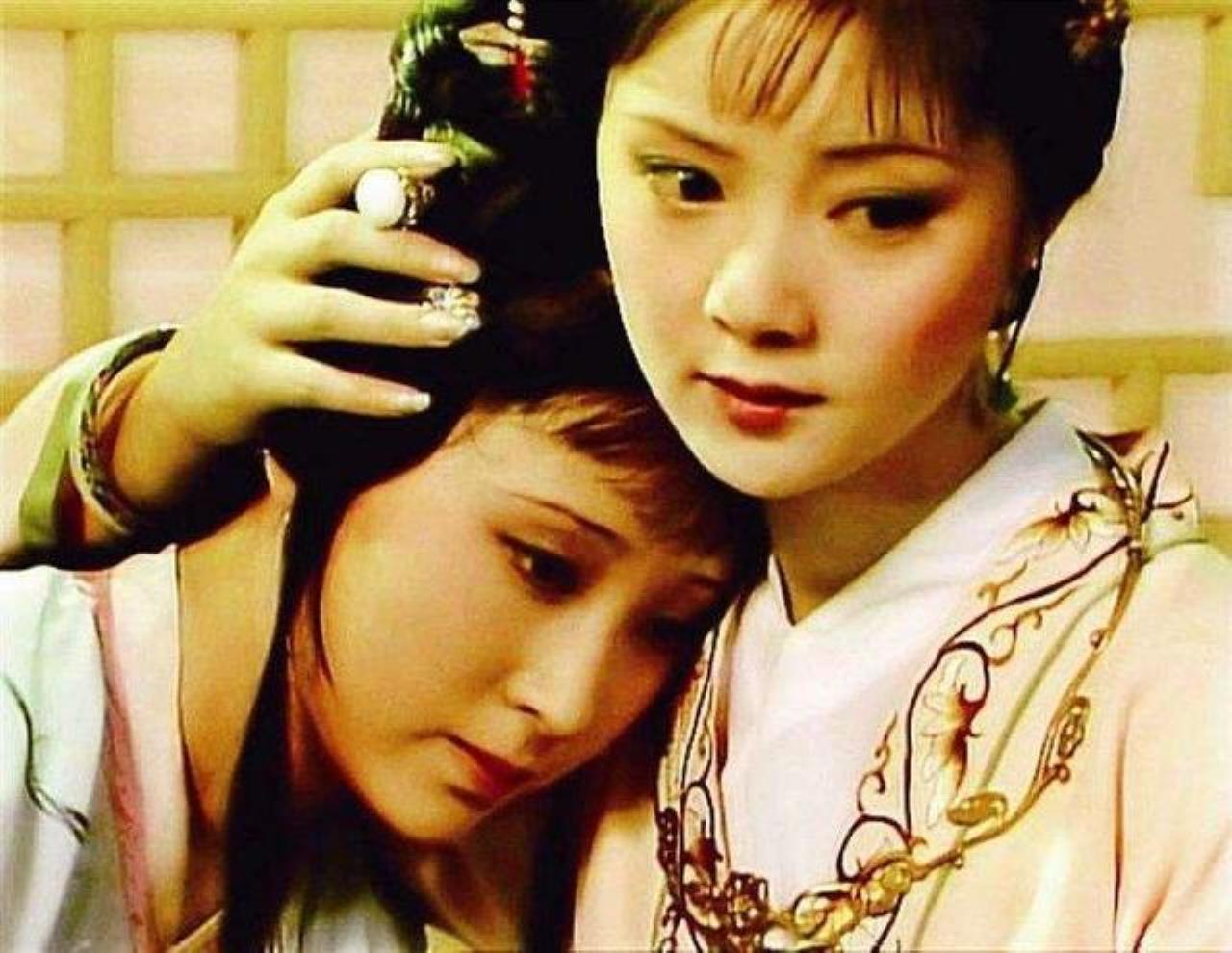 薛宝钗父死后，薛姨妈薛蟠薛宝钗根本不懂家里的生意。还出了打死人事件，匆匆上京投奔
