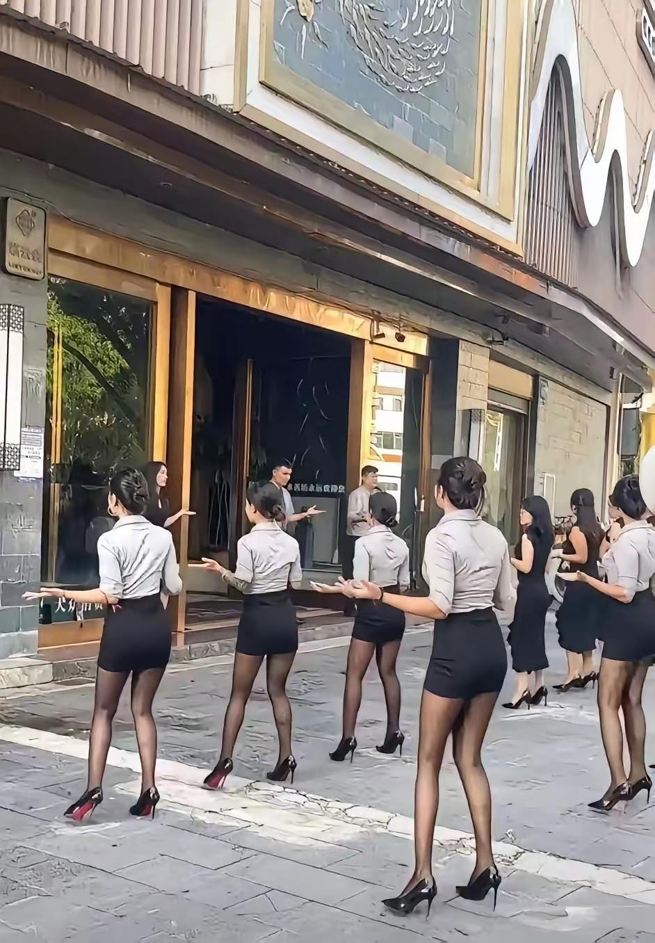实在是搞不懂这种行业为什么要穿高跟鞋跳操，这种细高跟跳起来太容易扭到脚了，你要是