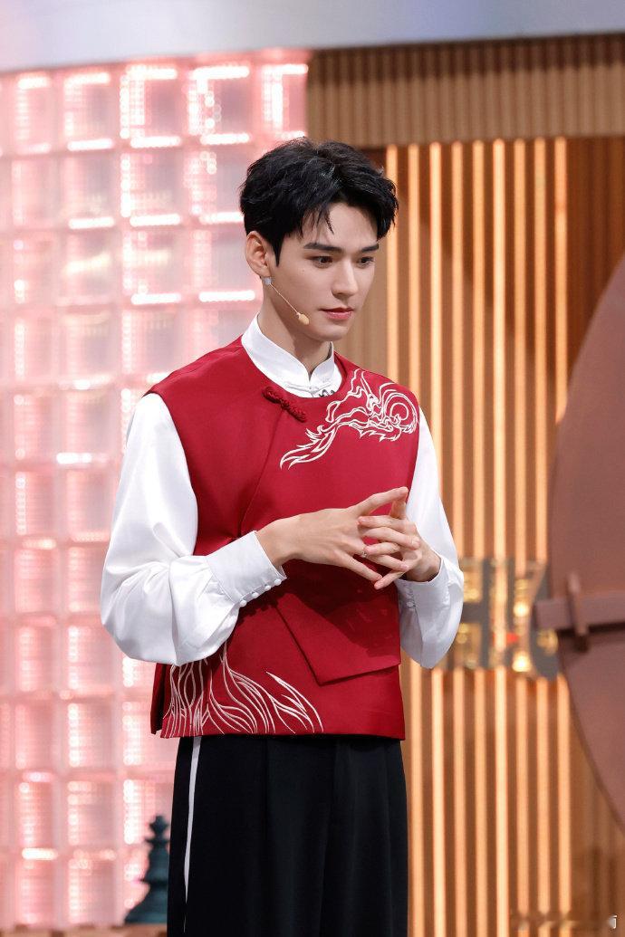 龚俊90分钟笑了5400秒原来龚俊90分钟笑了5400秒，龚俊全程笑意不停，嘴角