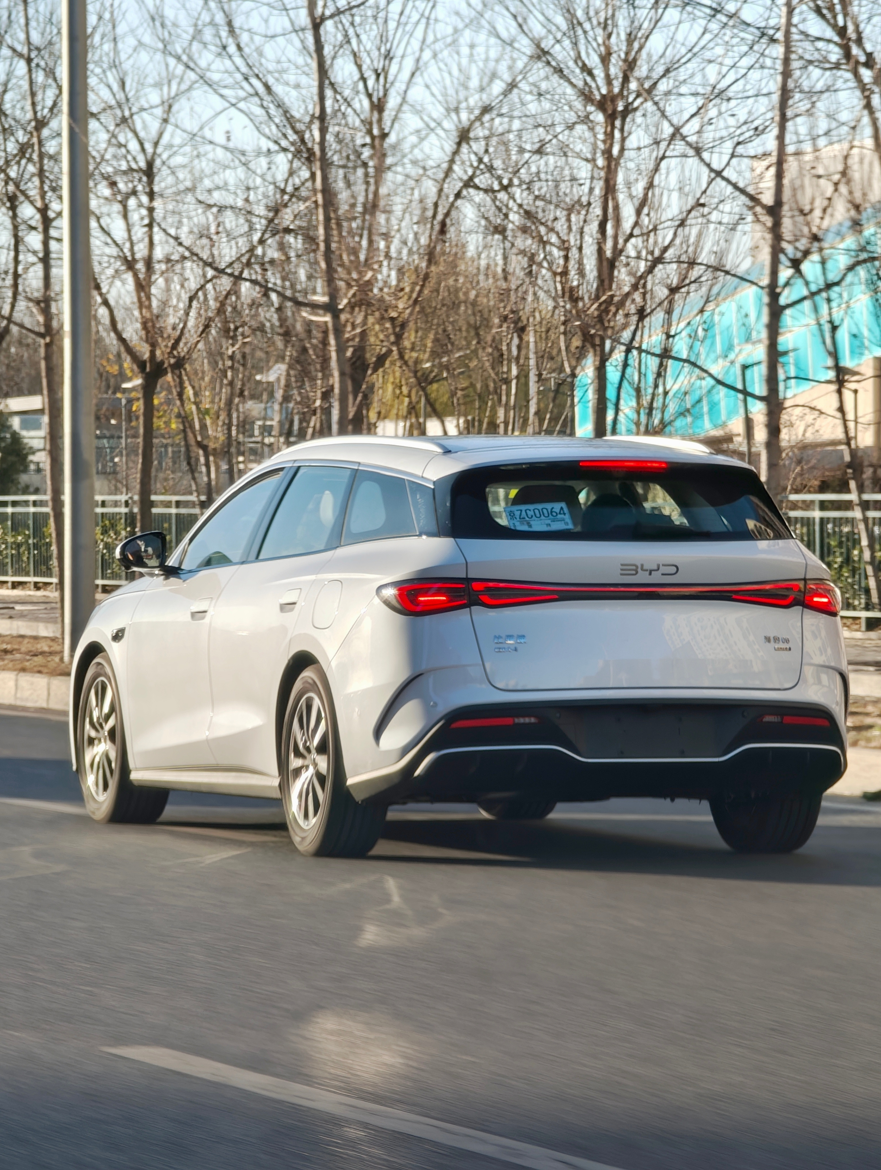 遇到一台海豹06旅行版，蛮好看的看了下销量，一个月能卖3000台，本来就是小众的