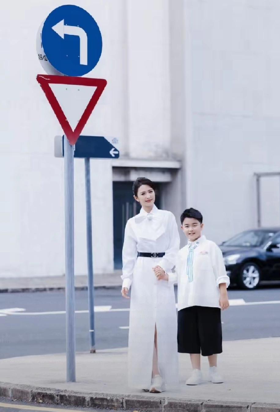 1月30日，佟丽娅为儿子朵朵精心筹备的10周岁生日会，直接甜度爆表！