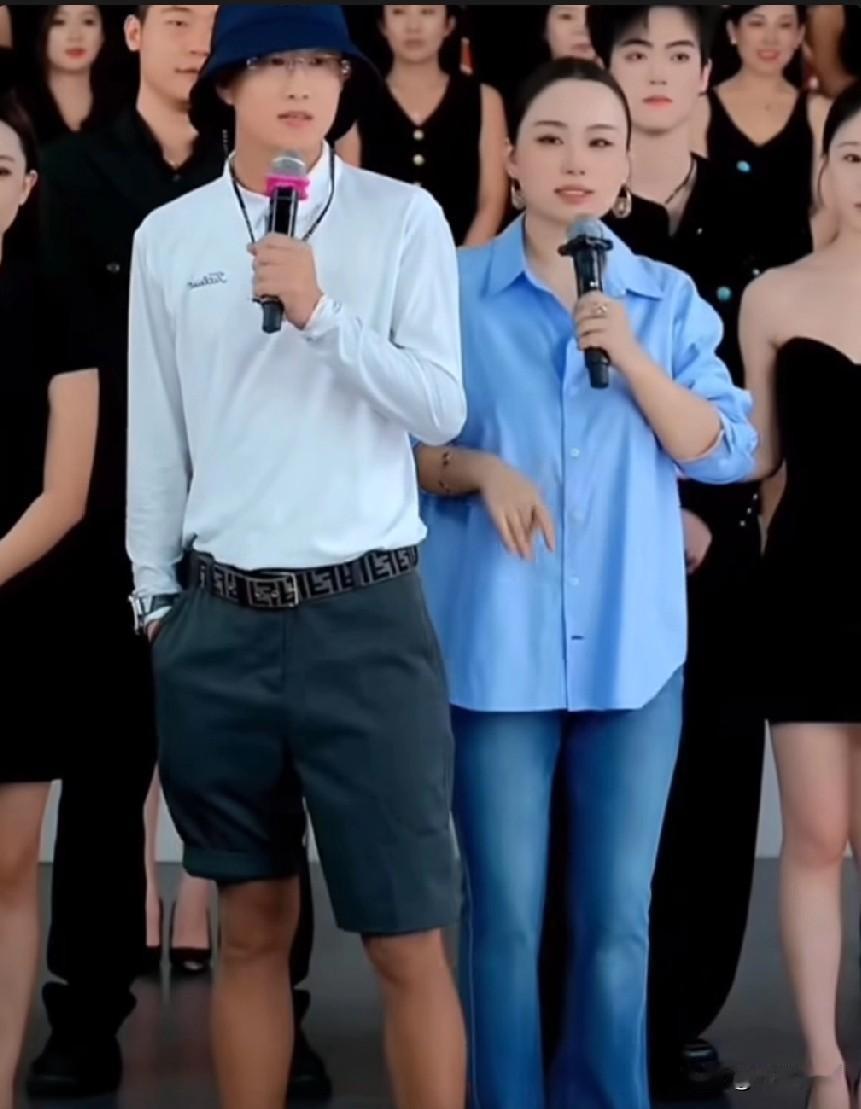 吴老二带领徒弟们转站抖音平台直播，夸赞抖音平台比较高端，张二嫂宣布退居幕后，以后