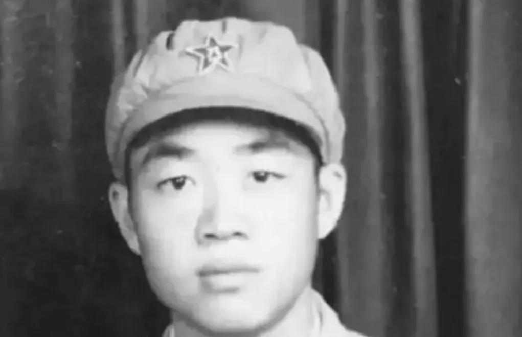 1951年，一个15岁新兵擦大炮，埋头看瞄准镜，谁料突然瞅见，敌人阵地上出现一奇