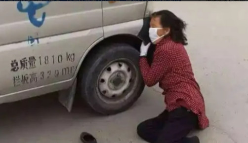 自作孽不可活！2022年，辽宁沈阳一名大妈故意倒在豪车前企图碰瓷，本以为女司机会