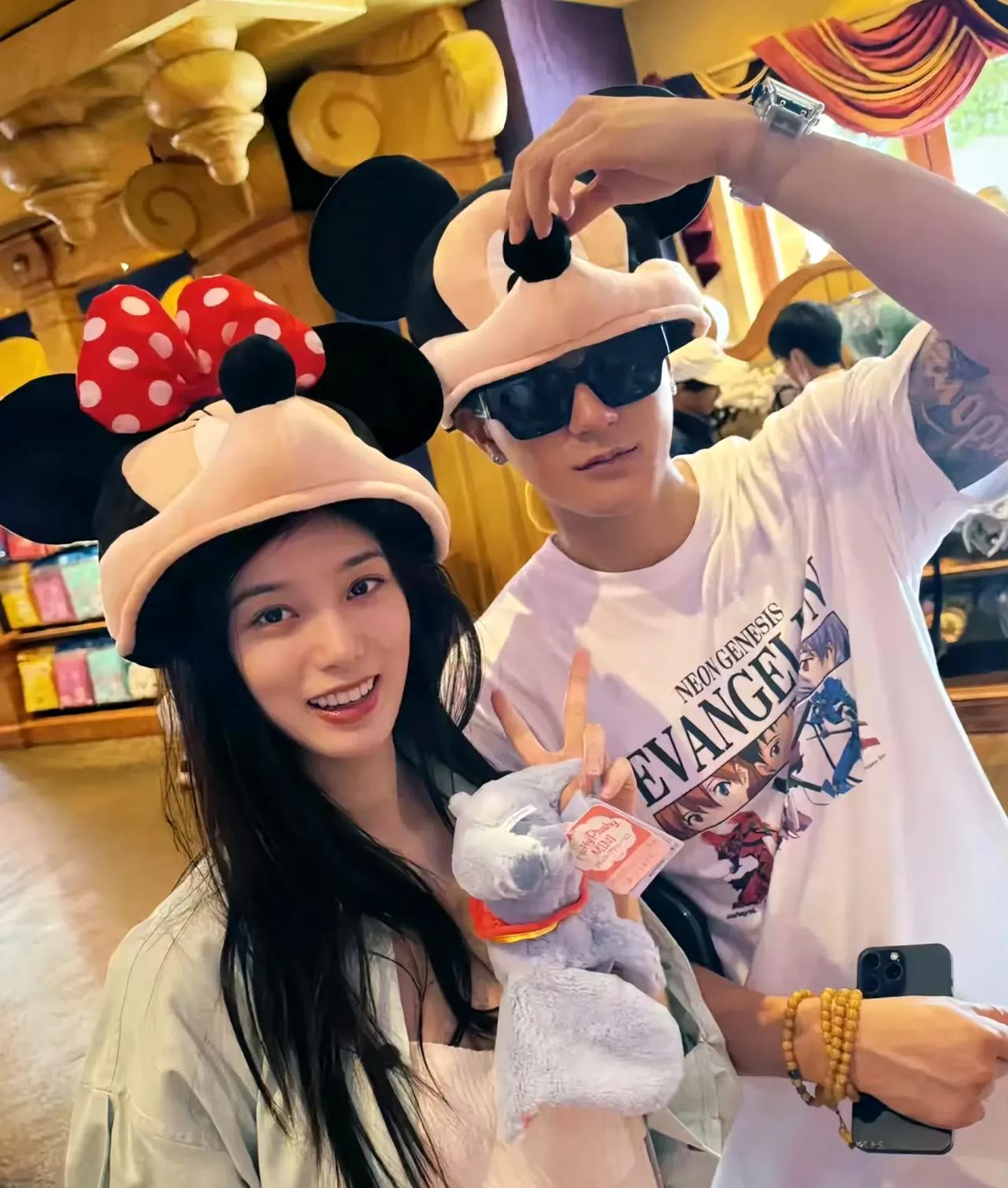 黄子韬那么高调一个人，有孩子了还不赶紧公布呀！有网友偶遇黄子韬妈妈带着一个抱婴