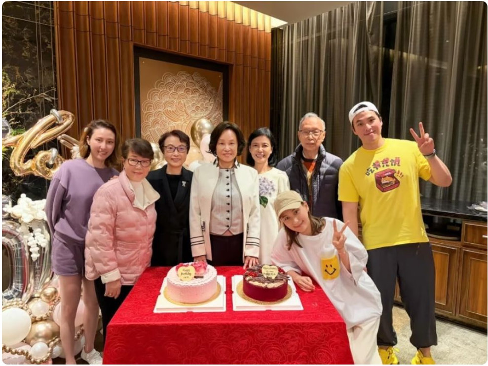 何超莲晒最新全家福，72岁三太陈婉珍瘦了很多，窦骁仍旧缺席