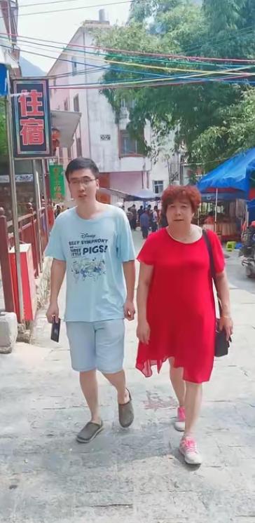浙江52岁富婆相亲24岁帅小伙，见面就送20万，小伙当场沦陷。小伙子叫小磊，