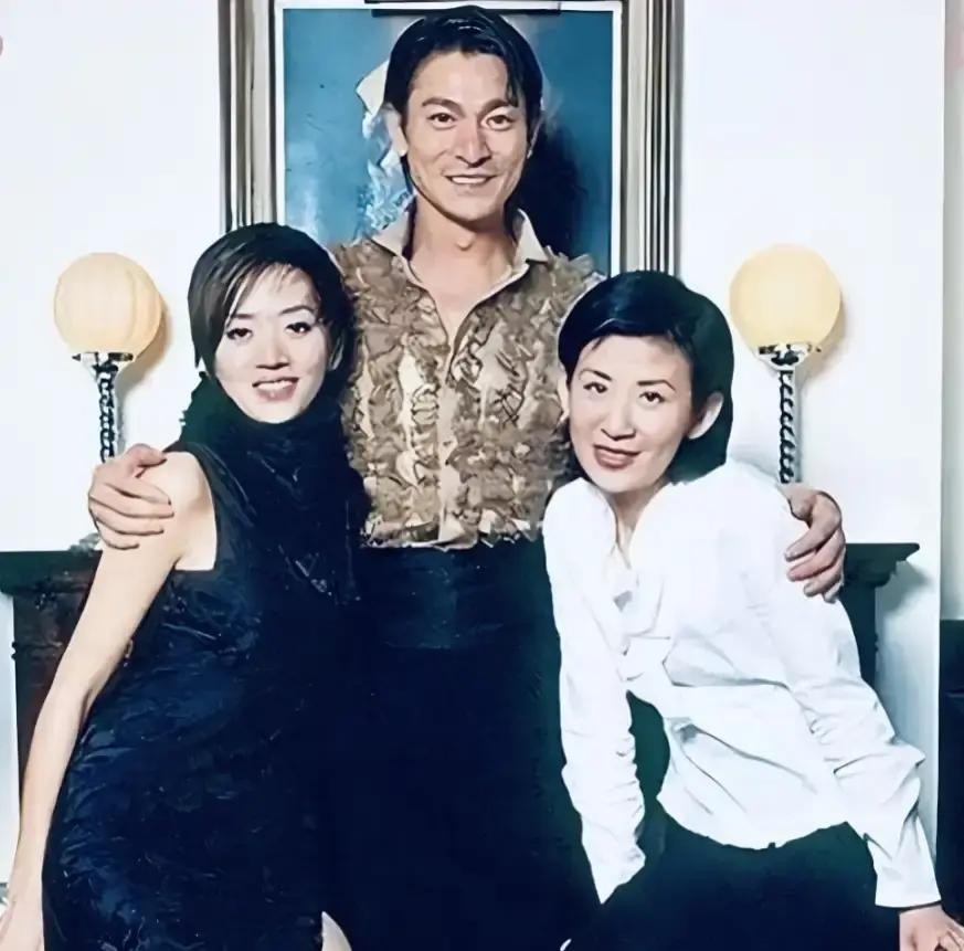 2003年香港医院，弥留之际的梅艳芳身体极度虚弱，早已无力见客，却特意反复叮嘱身边保镖：有两个人，我