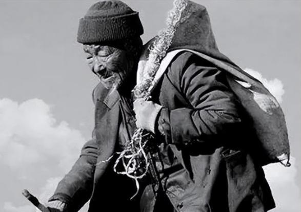 1982年内蒙有个流浪汉捡到了一根闪着金光的铁棍，称完足有7斤重，他赌棍里有金子