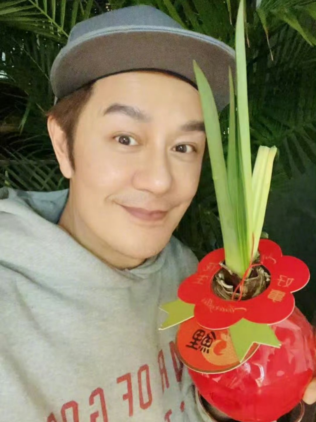 陈浩民岳父母含泪让票先救儿女陈浩民与妻子蒋丽莎和岳父母一家人都去了迪拜旅游。在