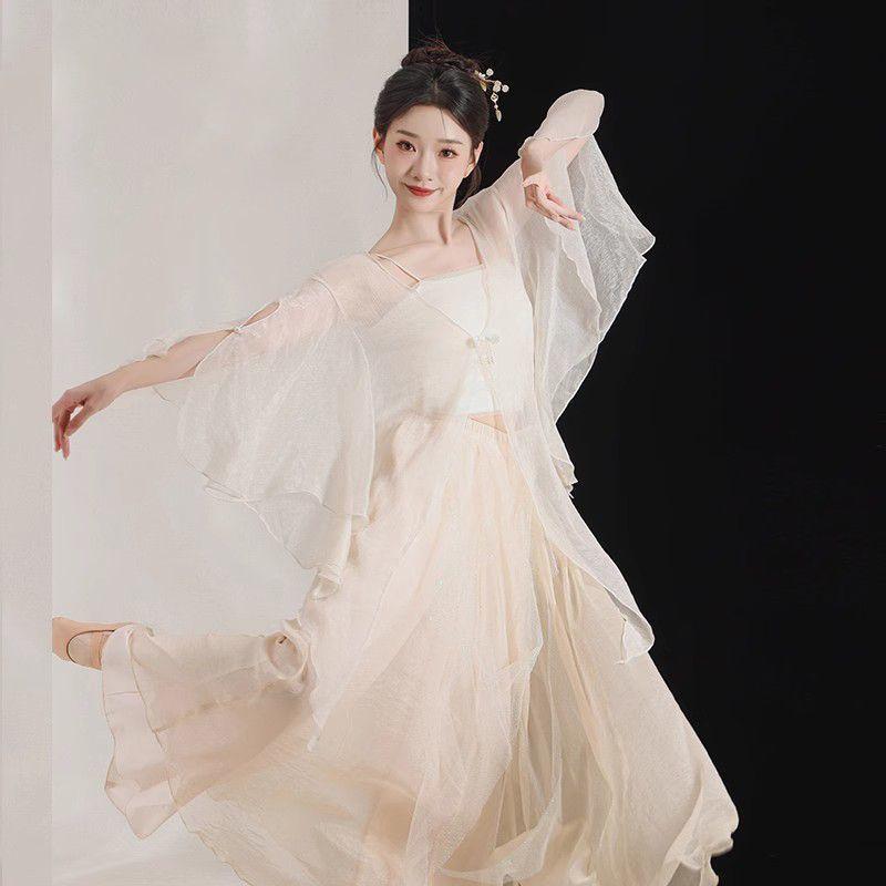 仙气飘飘的汉服少女，轻盈舞动在白色背景前，宛如画中仙子。晒图笔记大赛中国风仙女