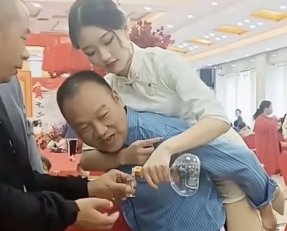 【公公背着媳妇敬酒】这种风俗很少见，翁背儿媳绕桌转。新娘敬酒杯换盏，席间