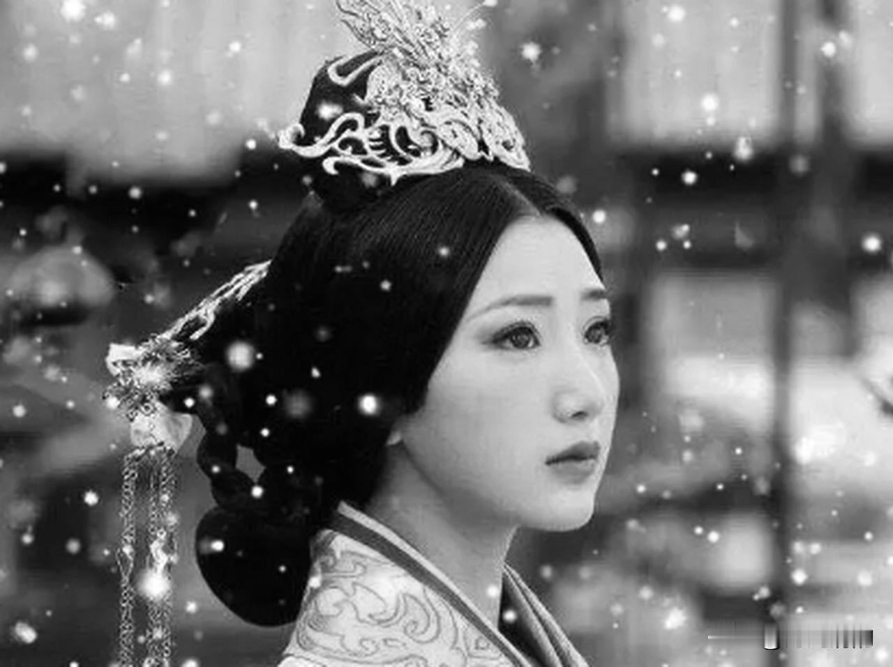 公元前80年，西汉帝国的深秋，一个女人选择了自尽。她是当朝长公主，曾亲手把皇帝养