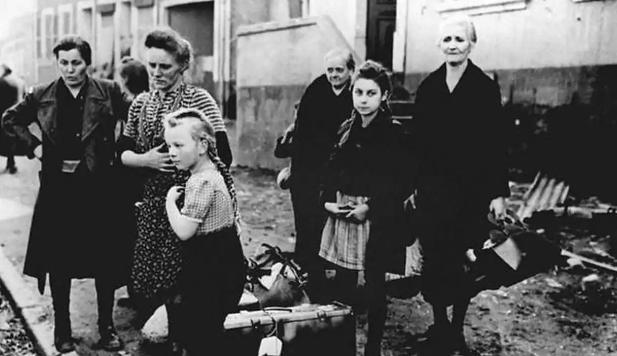 1945年，苏联红军进入德国本土后，压抑已久的苏联士兵军纪全面失控，他们开始大规