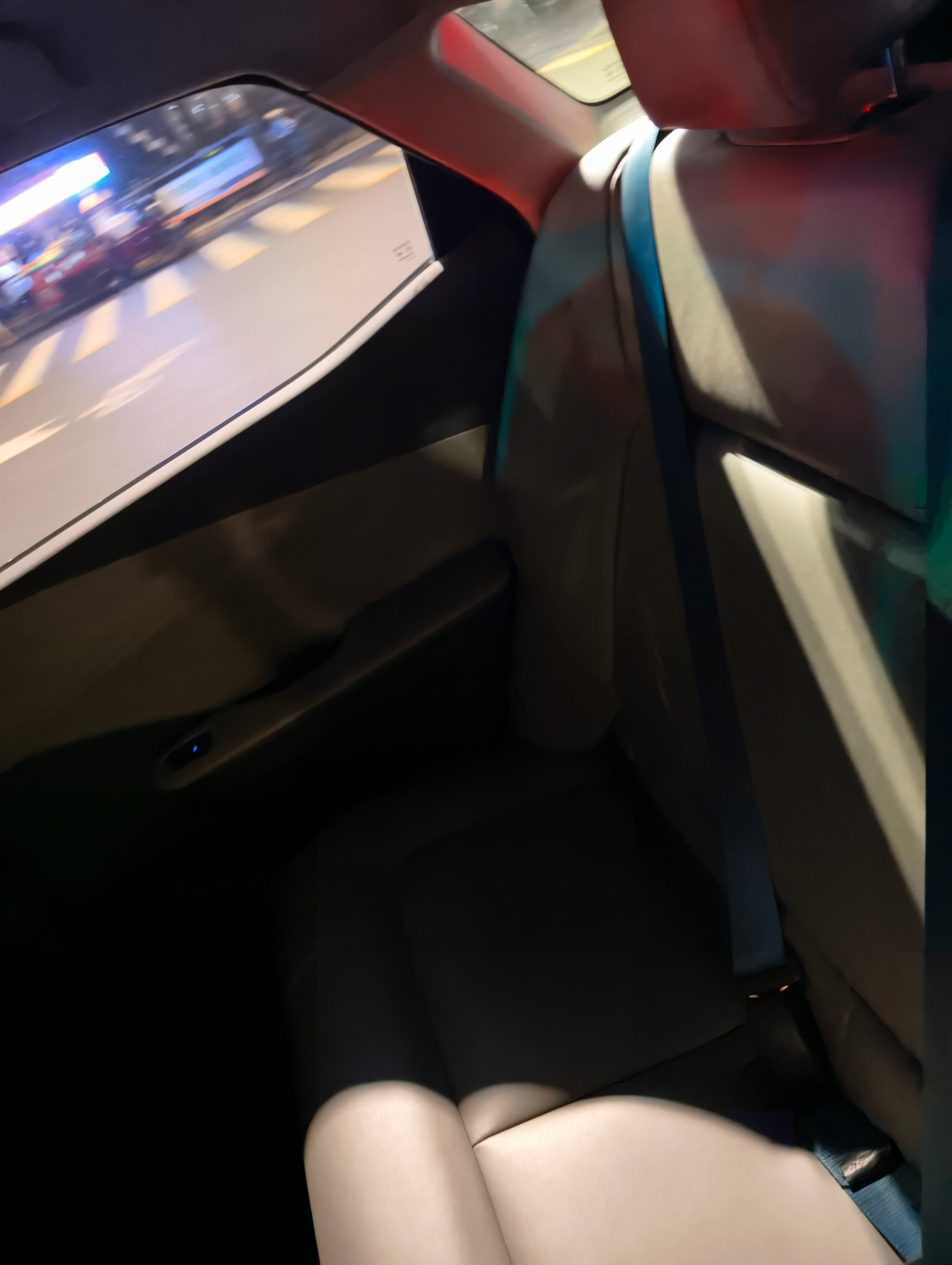 这紧凑型甚至部分中型轿车后排有什么硬性要求吗，后排座椅干嘛要设的那么立，太难受了