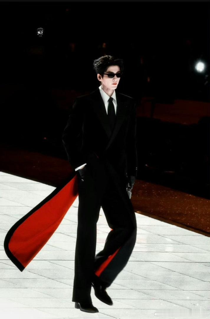 张凌赫还当过爱格的模特谁来懂在最爱的杂志看到张凌赫的惊喜感、、这波完全男大啊，还