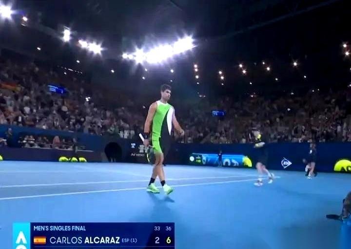 德约那场球，看到他把球拍当拐杖，杵在地上大口喘气的那一刻，胜负其实就已经定了。