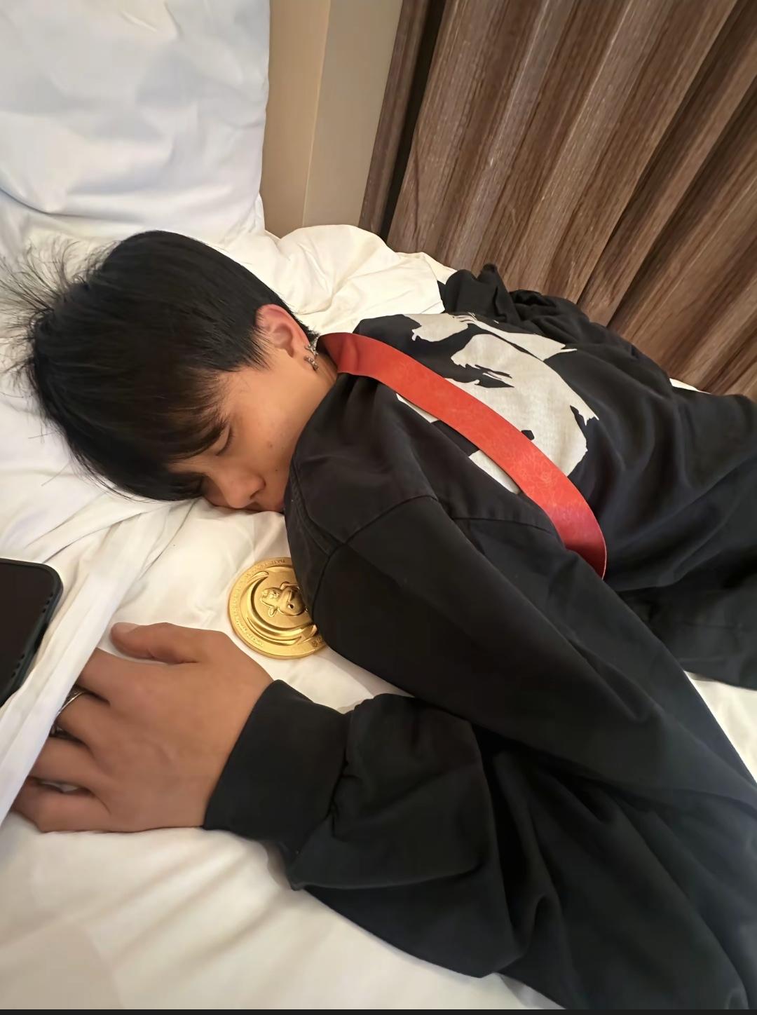 11月21日晚上，刘景扬分享了一张自己睡觉的姿态，趴在床上休息，脖子上挂着冠军的