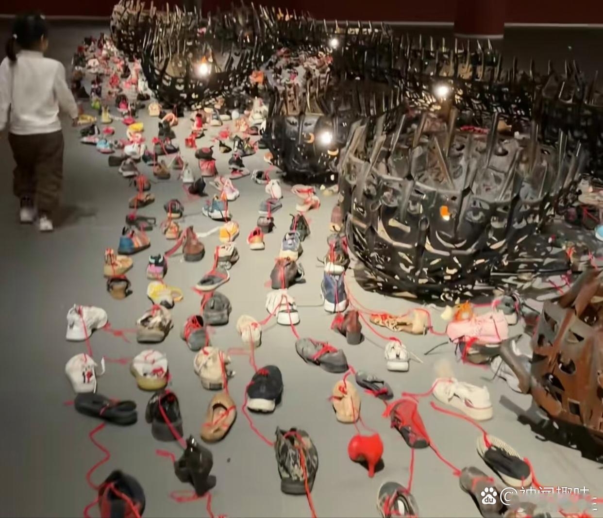 美术馆摆鞋子的艺术，属实让人看不懂