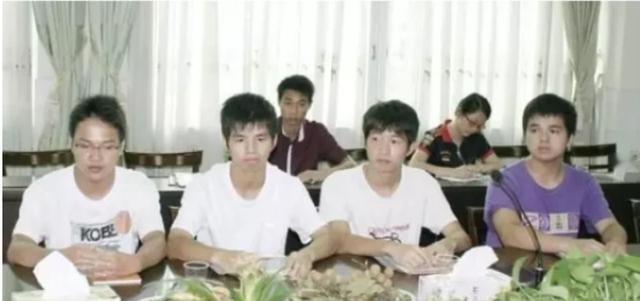 广东信宜两兄弟，大哥伍令飞在2006年考上清华大学，硕博连读。弟弟伍令胜在201
