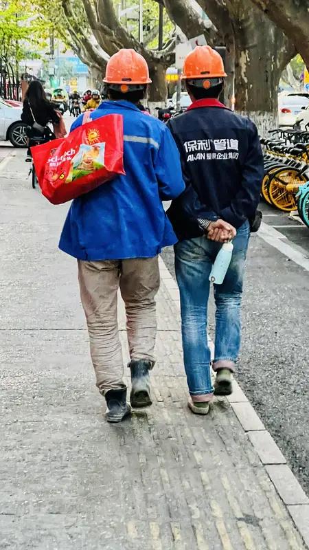 一个工友干了四天被辞退了今天，我隔壁工位，一位泰安的工友，晚上九点左右，被经理