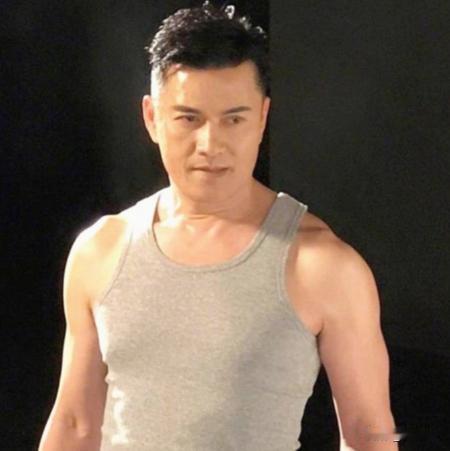 吕良伟能年轻30年，根本不是基因的功劳。网传三条养生铁律：晚上十点拉电闸，清晨六