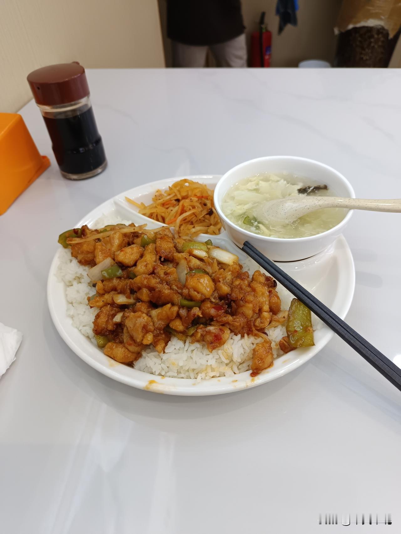 简简单单一顿饭辣子鸡丁上了桌，红彤彤的辣椒裹着焦香的鸡丁，光是看着就让人咽口