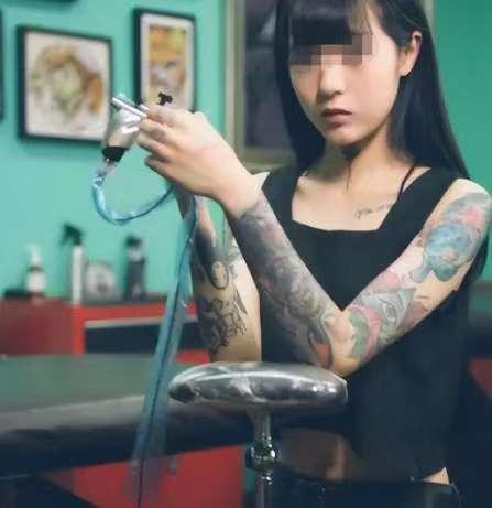 吵翻天！一名15岁女生被职校录取，谁知都已经开学了，却被老师发现她有纹身，当即通