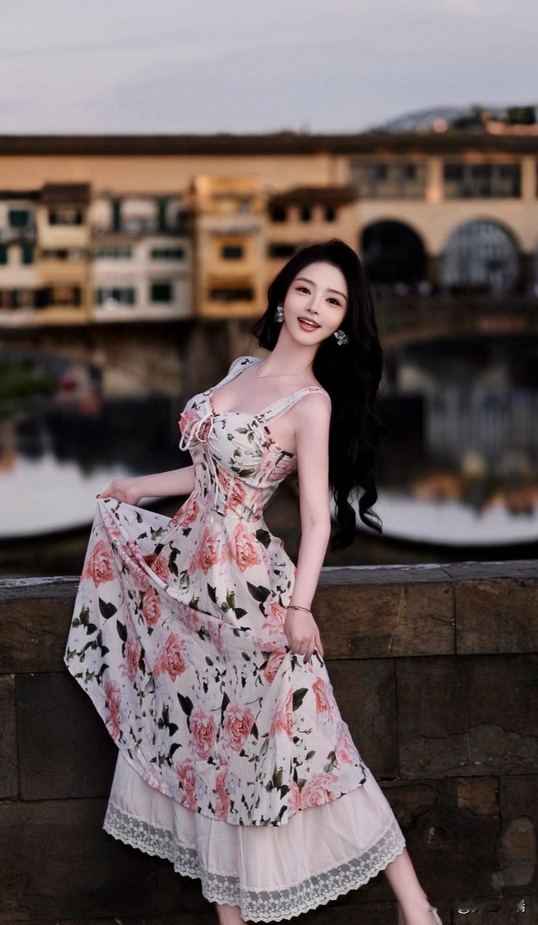 优雅花裙少女，街边微笑，如梦如幻。