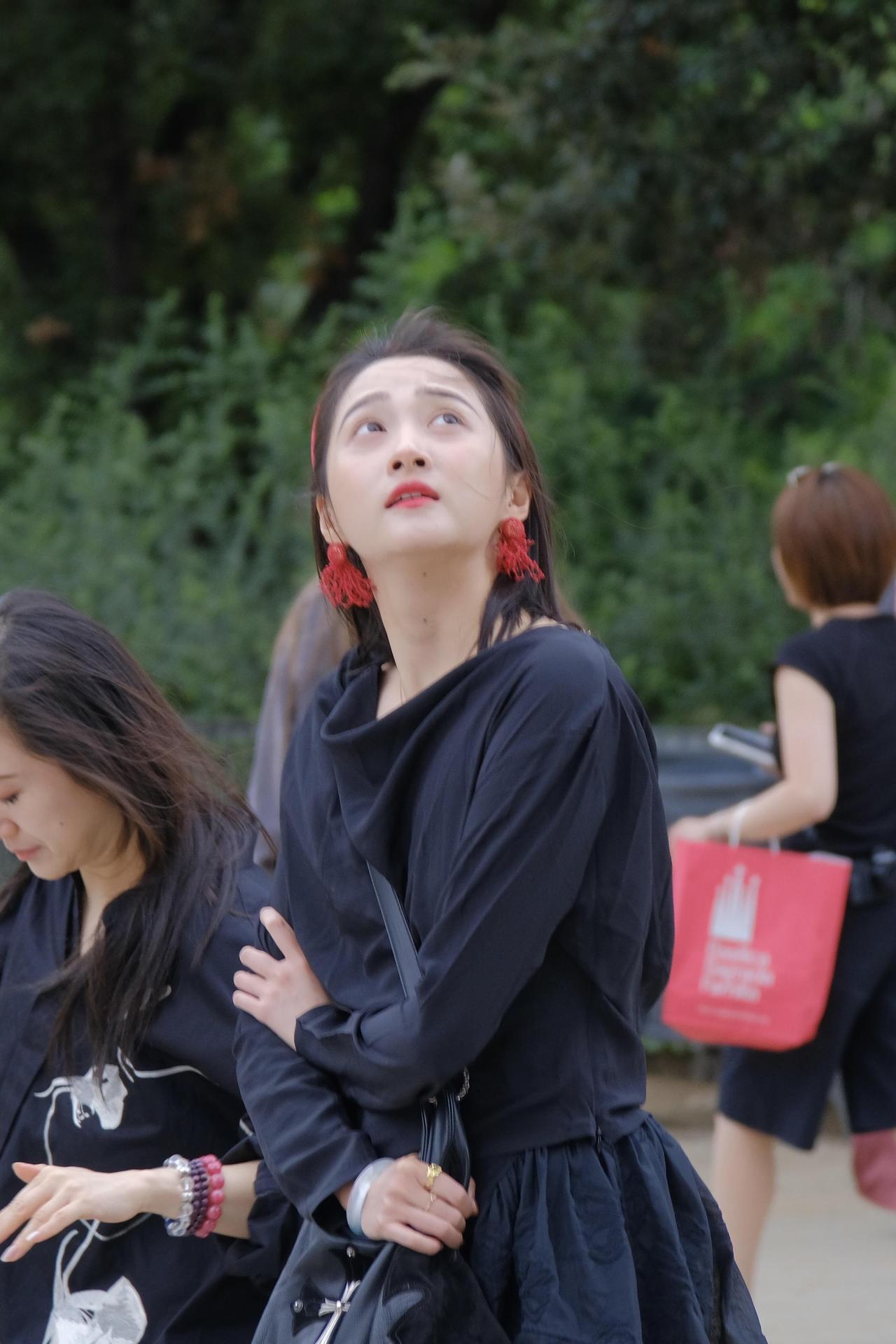 路人偶遇关晓彤，一身黑色蛮低调！整套黑色裙装自带沉静氛围感，堆堆领设计柔和随性，