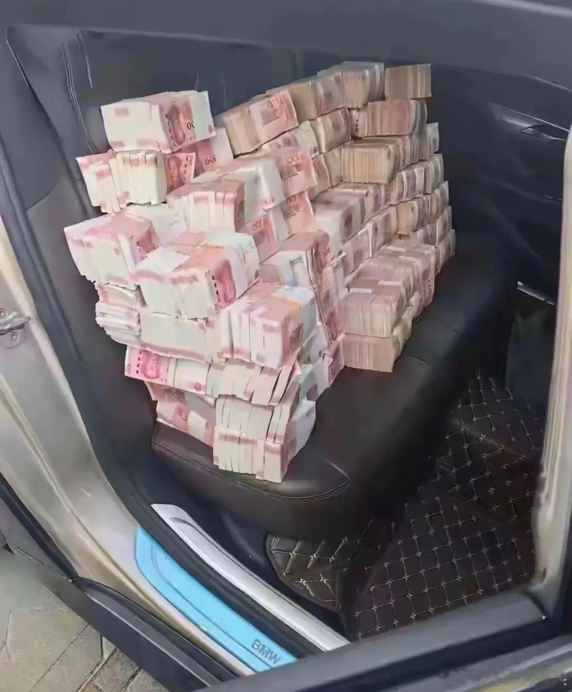 面对这堆现金，突然想问普通人一辈子能挣到吗？