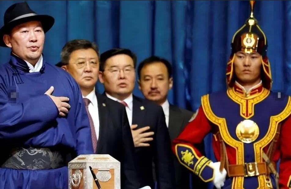 蒙古国这回真闹大了！乌兰巴托广场挤满年轻人，举牌、怒吼，火气全冲着官员腐败去。可