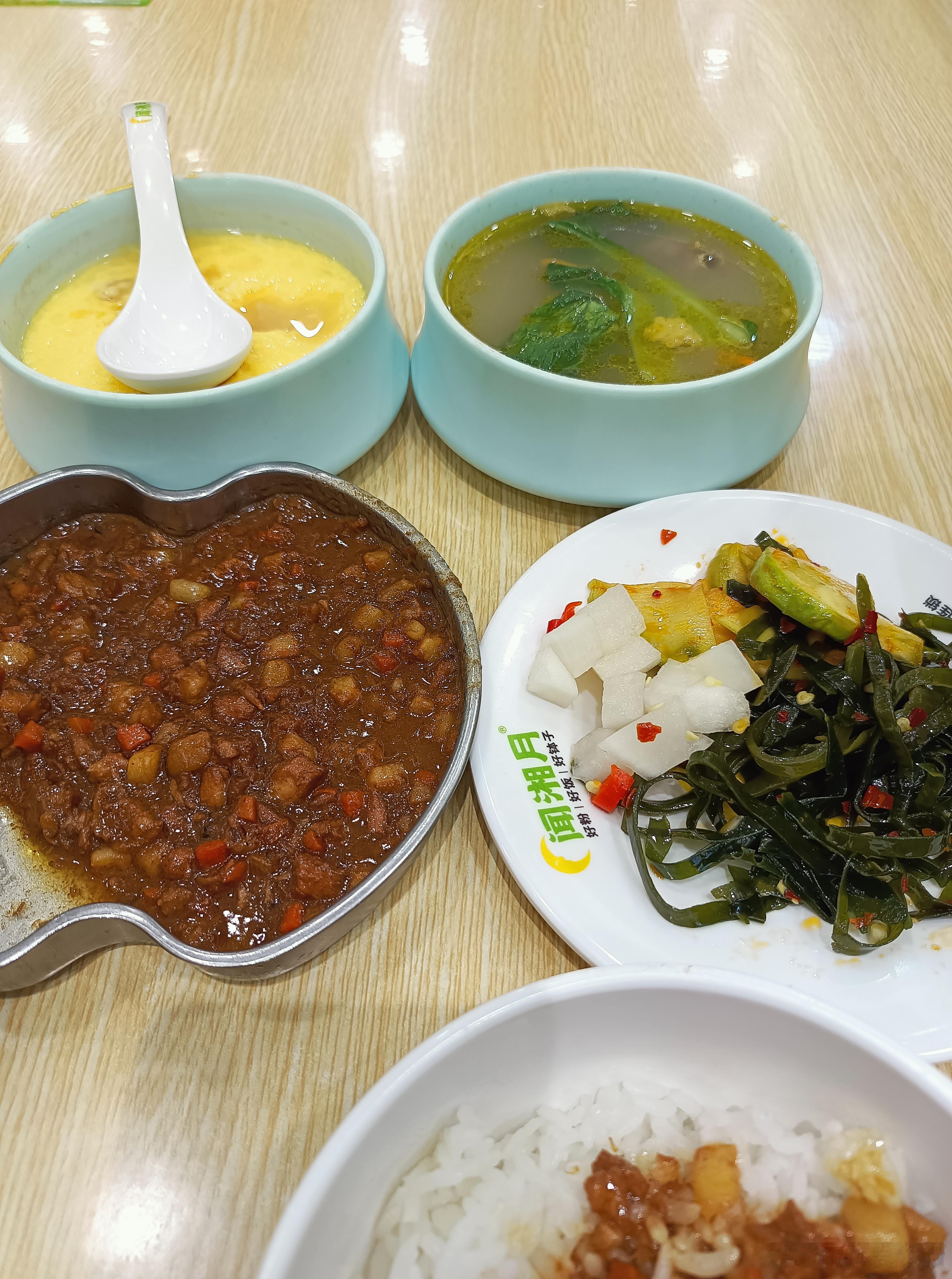 打卡湖北武汉闻湘月辣椒炒肉拌饭店，作为湖南的特色美食连锁店，这家店的菜很不错，招