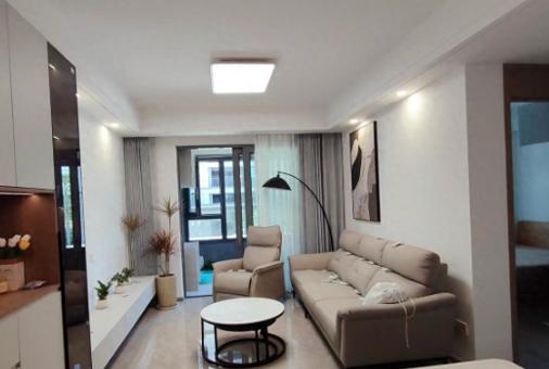 我表妹装修，说不买沙发，我姨骂她“疯了”：客厅不放沙发像什么话？表妹没听，用一张