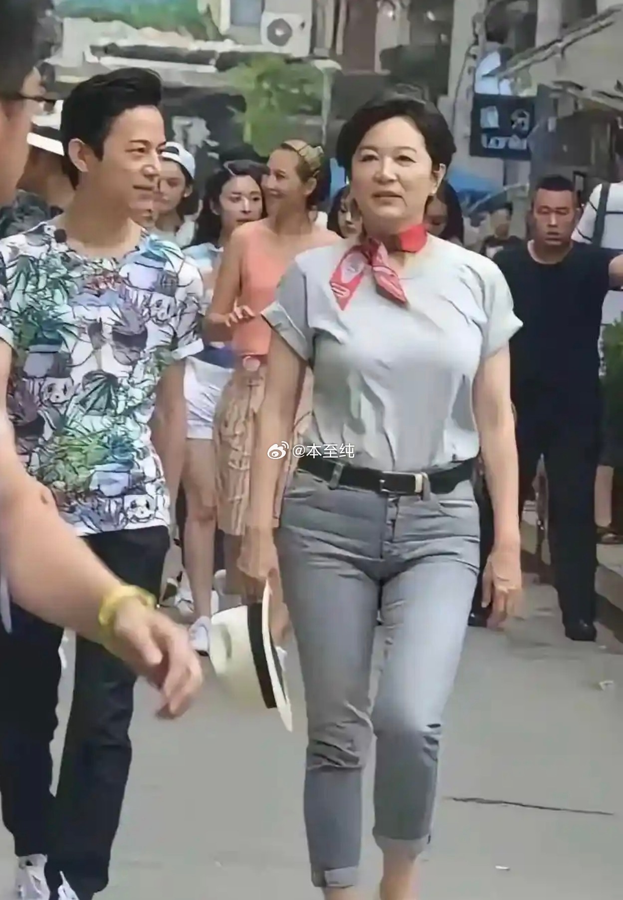 林青霞这身打扮和精神状况简直绝了！感觉比旁边的何老师还年轻