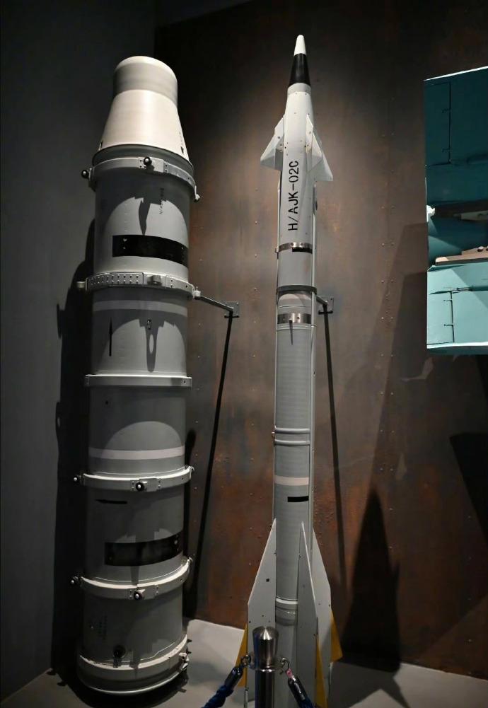 曾经是世界上最好的短程舰空导弹，海红旗-7舰空导弹。海红旗-7最小射程只有