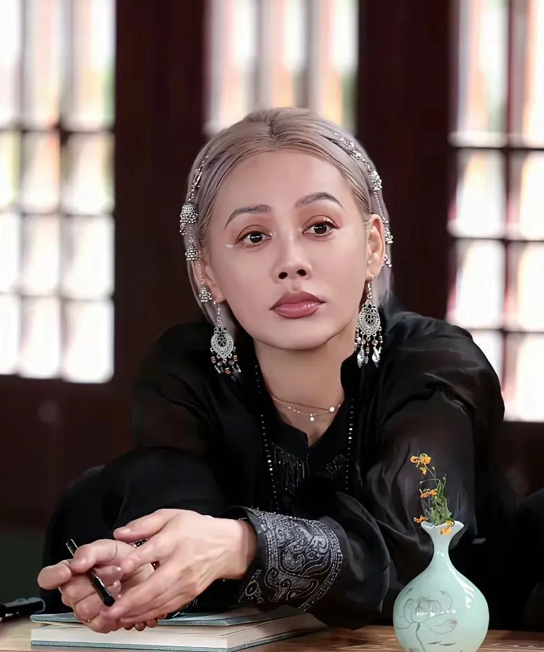 女明星最终都会走上医美路吧！这是宁静呀脸确实嫩了彭弹起来了看来女明星都得定