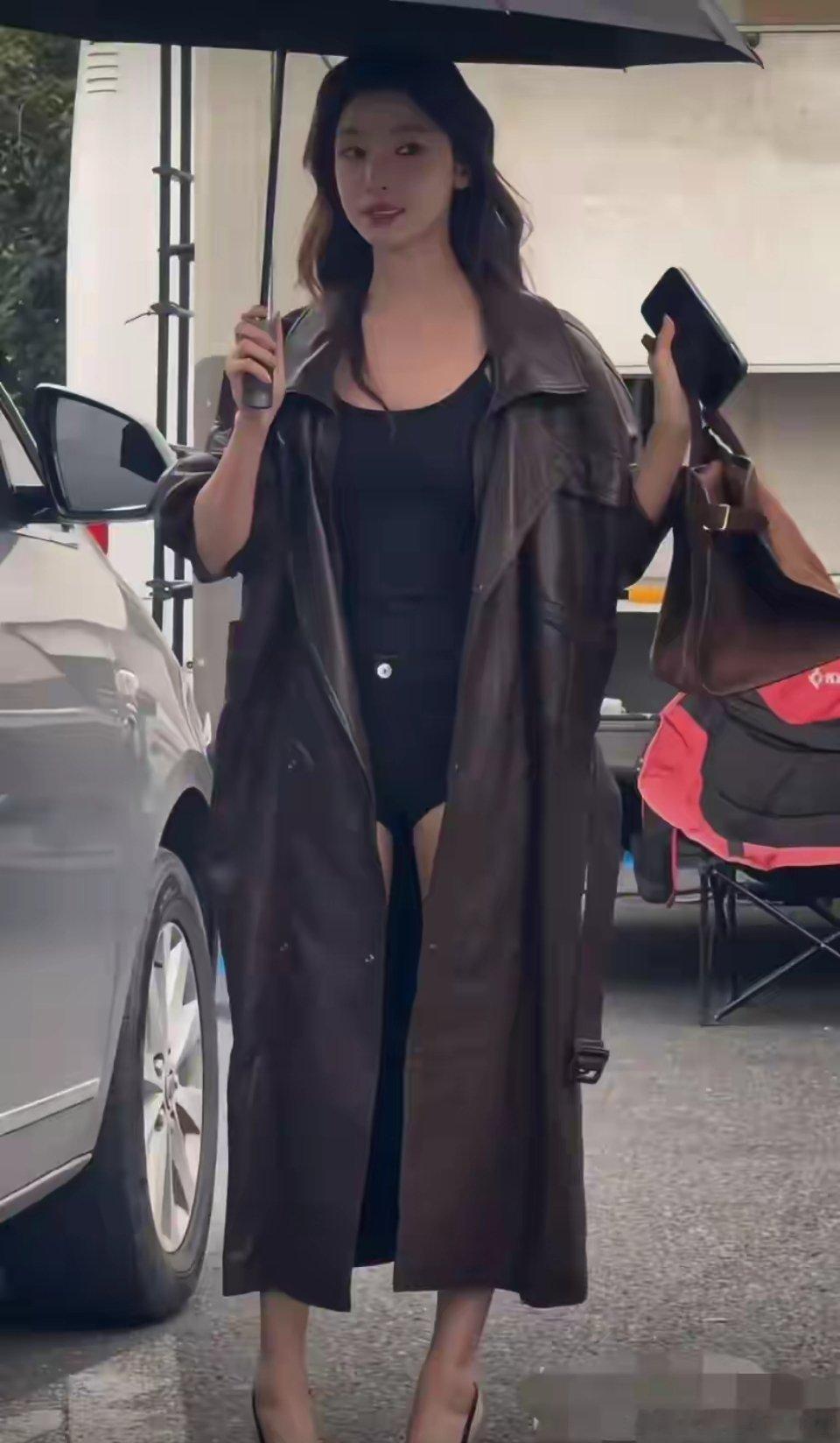 易梦玲公开恋情后首开工，穿皮衣长外套露大长腿，胡彦斌太有福了前几天，胡彦斌和易梦